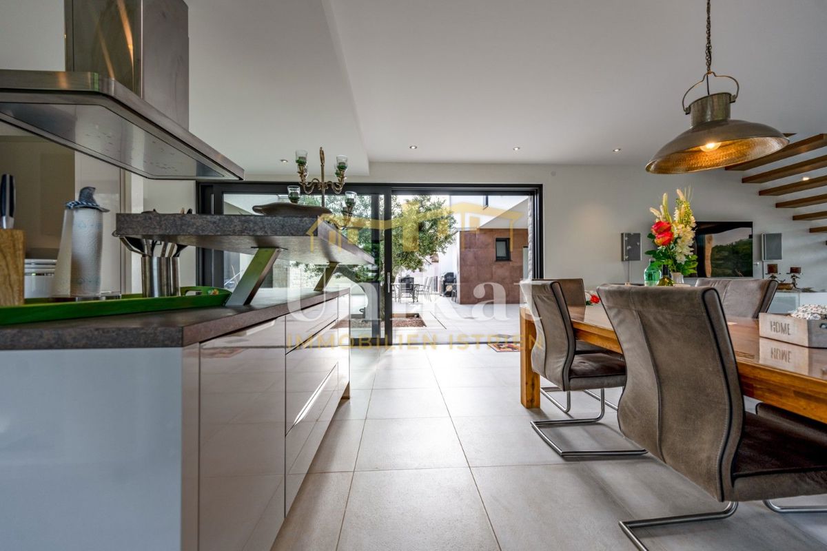 Luksuzna hiša z garažo v kleti - 3 km do morja